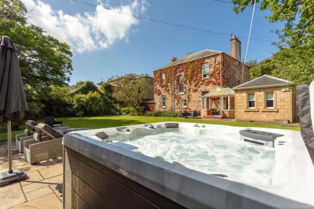 Burnock Lodge with Hot Tub