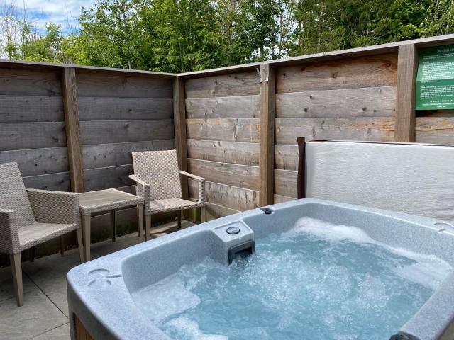 Fox Lodge with Hot Tub