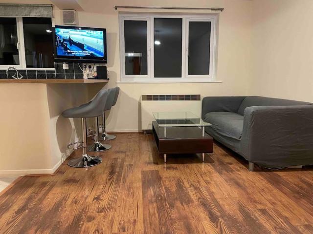 Self contained 1 bed flat next to transport for Canary Wharf and Excel, O2 with free parking