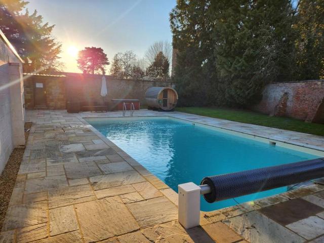 Wendover House - Country Home with Beautiful Gardens, Pool & Sauna