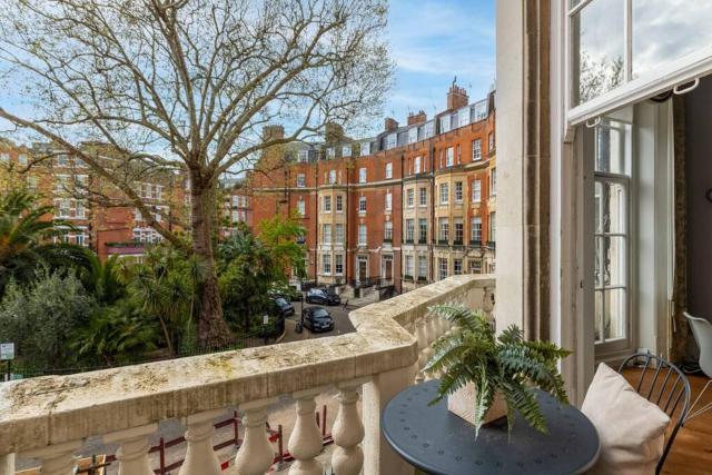 Luxury 2-Bedroom Flat in Knightsbridge by LandIn