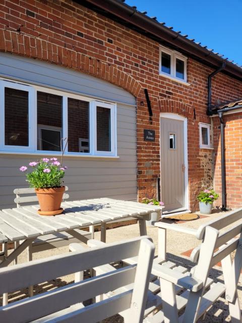 Entire 2 bed coach house in peaceful Norfolk village