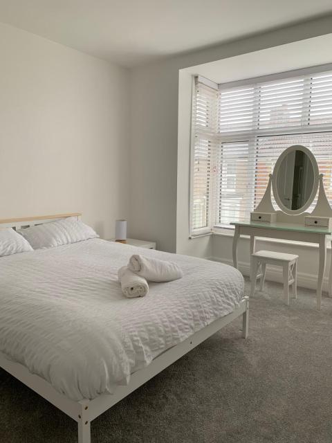 Iris Home in Southsea FREE street parking and pets welcome