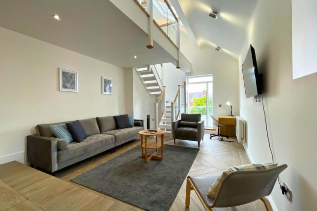 Spacious 4 Bedroom Duplex with Free Private Parking - Central Location, Near Doncaster Racecourse - Sleeps 7