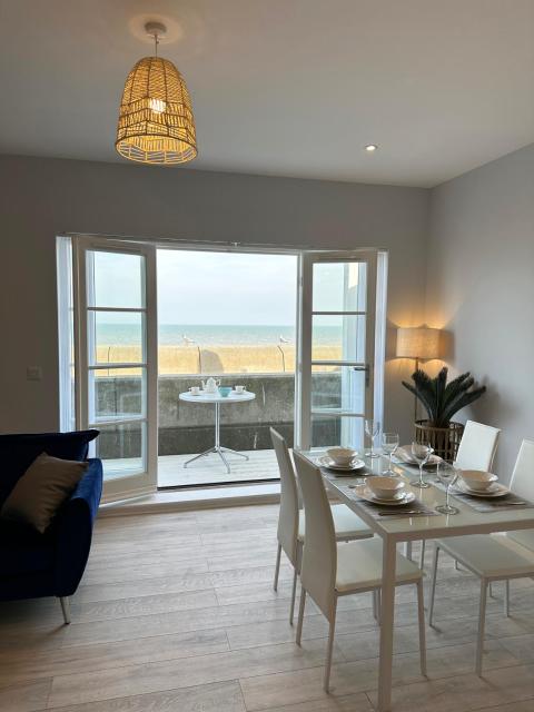 Ocean View Suite - Near Hythe - On Beach Seafront - Private Parking