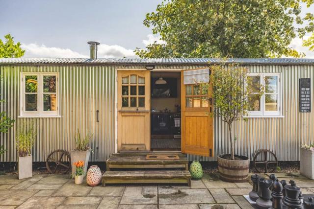 Relaxing Retreat - The Shepherds Hut - Hot Tub