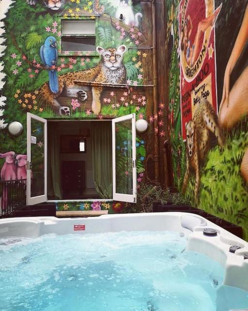 Brighton Parlourama with Hot Tub - Sleeps 18