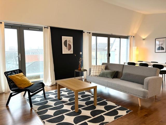 Stay in Style: Modern 2-Bed In Trendy London Area