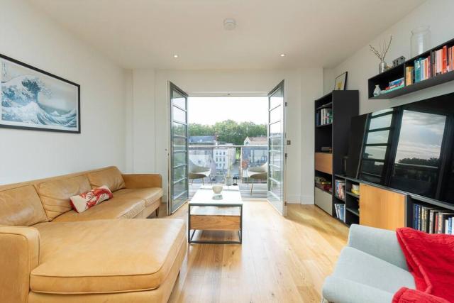 Cosy 2 bed flat in central Bristol on river Avon