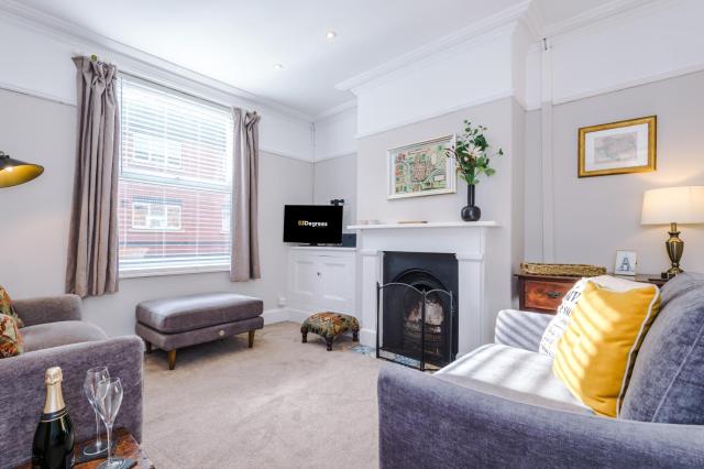 Central 2-bed home in Chester by 53 Degrees Property - Amazing location, Ideal for Couples - Sleeps 4!