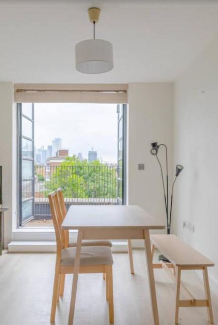 Stunning 1Bed Flat with Balcony - 5 mins to Station