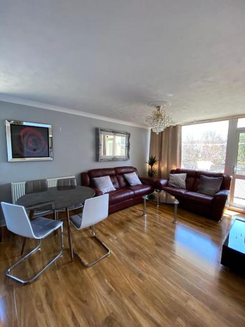 Entire flat, comfortable 2 double bedrooms