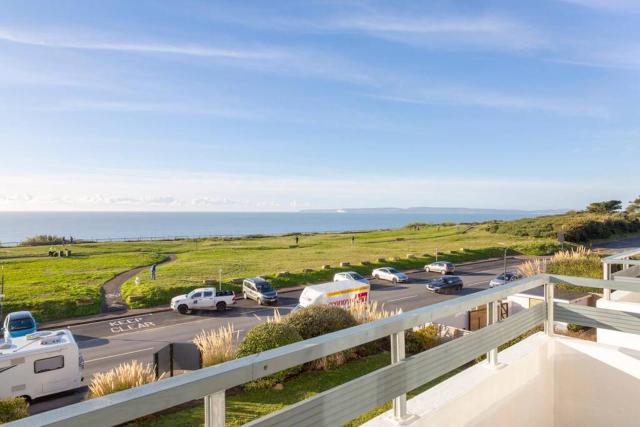 Panoramic Sea View Apartment Sleeps 4-Free Parking