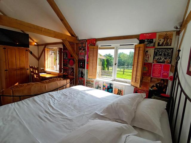 The Music Room - Kingsize Double Oak Studio - Sleeps 2 - Quirky - Rural