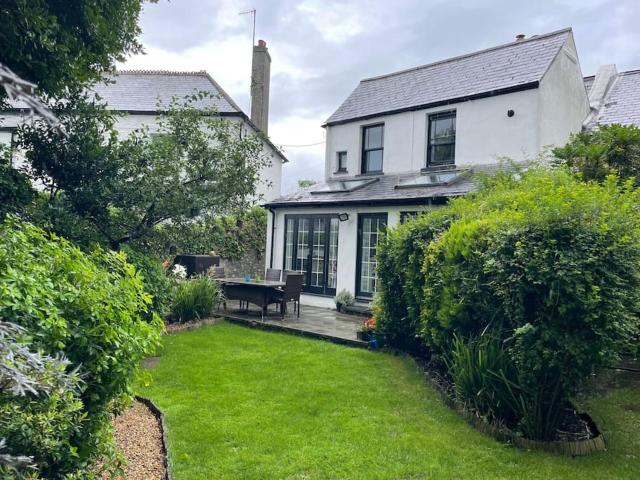 Lovely Charmouth cottage with log fire & garden close to beach