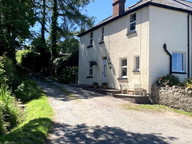 Cosy Two Bedroom Cottage with Fireplace