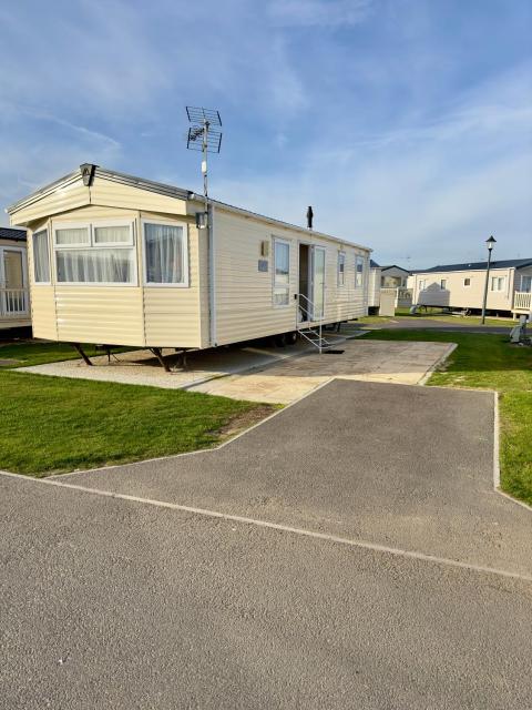 Lovely caravan at Martello Beach Holiday Park Sv14