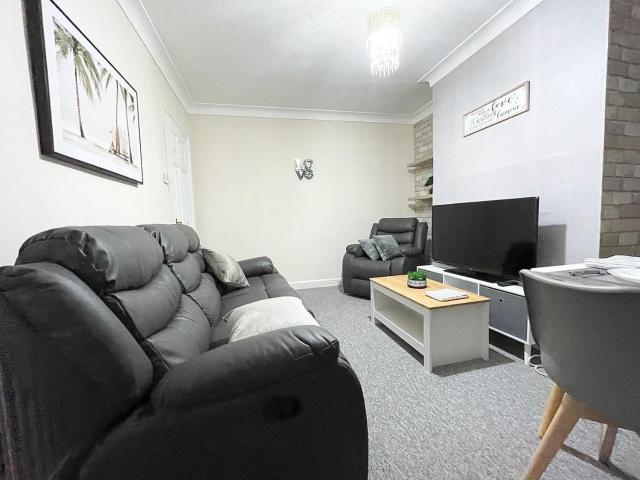 Cosy Home, Family & Contractor Friendly 4 Bedroom Near Leeds Centre, Sleeps 7