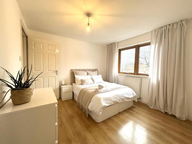 Private room with en-suite and parking in shared flat