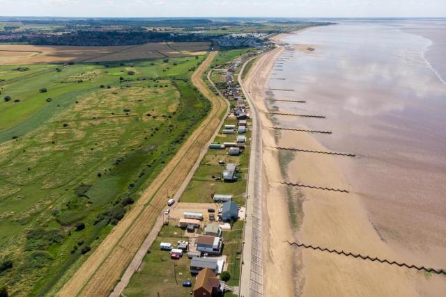 Beautiful Lodge With Decking In Hunstanton At Manor Park Ref 23195K