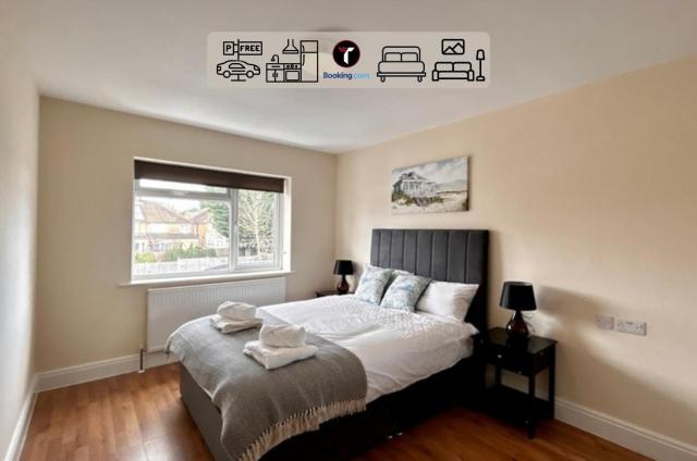 Stylish 2 Bedroom Flat By Tara Stays Short Lets & Serviced Accommodation Watford With Free Parking & Nearby Warner Studios