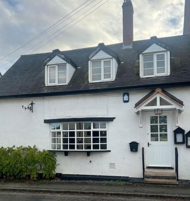 The Cottage, with Superking bed & private patio