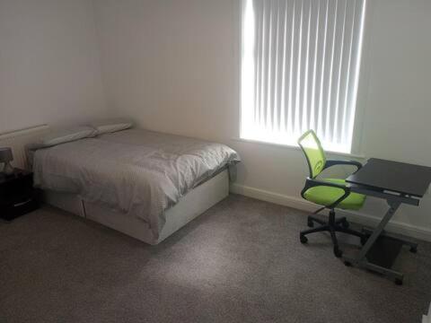 Ensuite Double-bed (E4) close to Burnley city ctr.