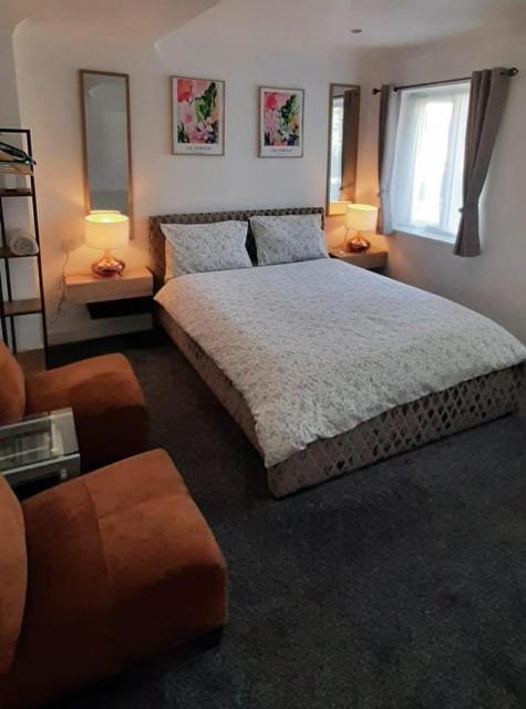 Luton Lodge - 5 mints Drive from Luton Airport ,Train Station ,Town Centre , Newly refurb 4 Bed house , Cosy Rooms , High Speed WiFi , 24 h Free Street Parking