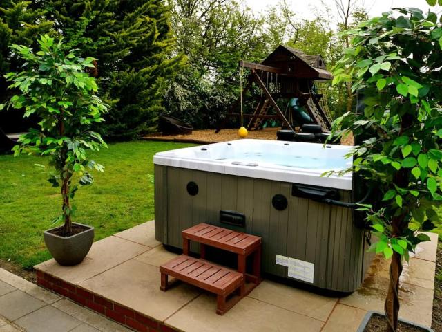 Deluxe 1 Bed Versace Hot Tub Sky TV Cinema Screen