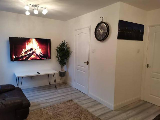 Newly Renovated Cosy 1 bed flat, 4 minutes walk to Town Centre, 3 minutes walk to the train station, Free parking, Modern, fresh and spacious living room, Netflix ready smart TV, Wifi