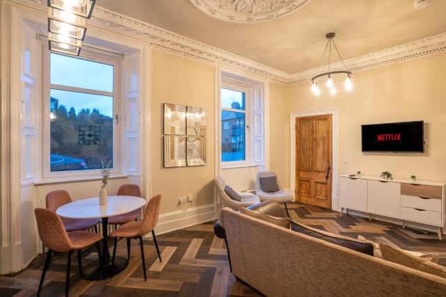 Stylish 2 Bed Flat-Free Parking