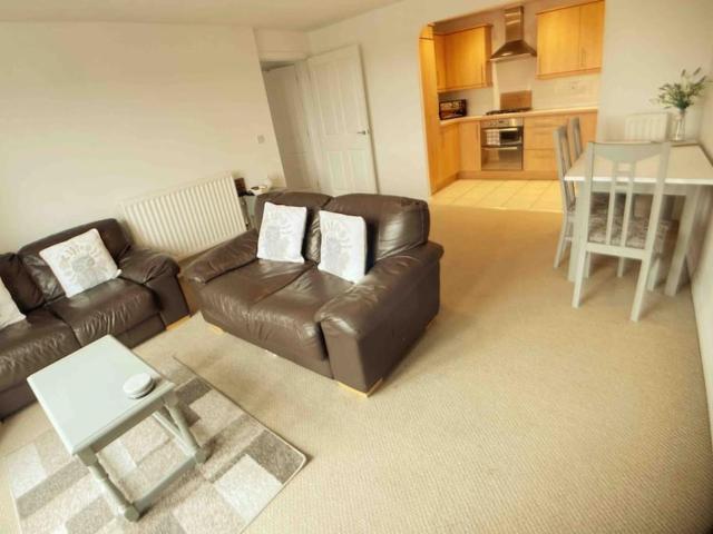 Central Retford 2 bed quiet apartment with parking