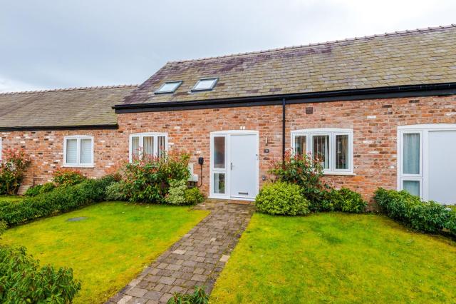 Number 21: A Breathtaking Chester Cottage with Parking