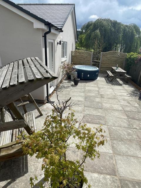 Large New Studio Apartment and Hot Tub - Private Hideaway in the Brecon Beacons