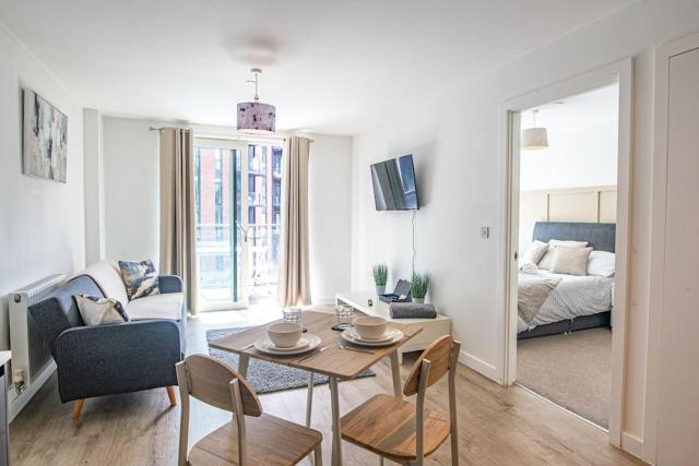 Stunning City Centre Apartment , Sleeps 3, Balcony, Smart TVs