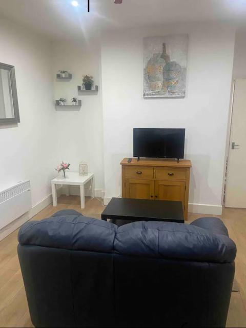 *Cosy 1 bedroom apt nxt to Roundhay and centre *