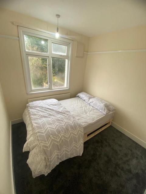 Best room- Near London luton Airport and close to Restaurants shops and Dunstable hospital