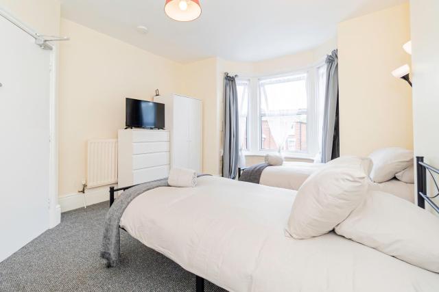 Shirley House 5, Guest House, Self Catering, Self Check in with smart locks, use of Fully Equipped Kitchen, close to City Centre, Ideal for Longer Stays and Fawley contractors