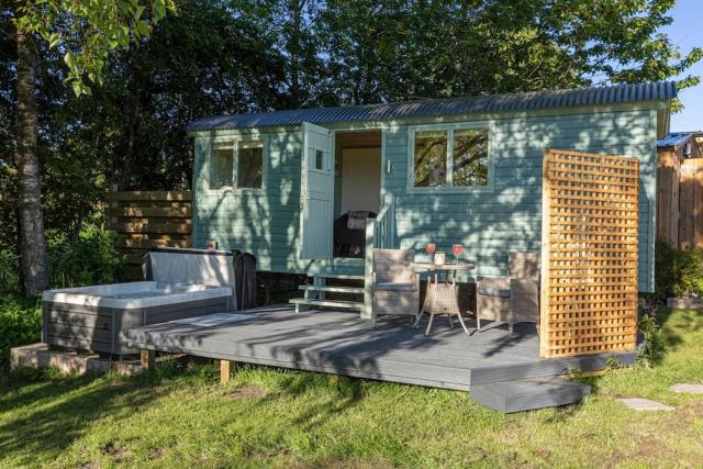 Cosy Shepherds Hut with hot tub in the Scottish Highlands