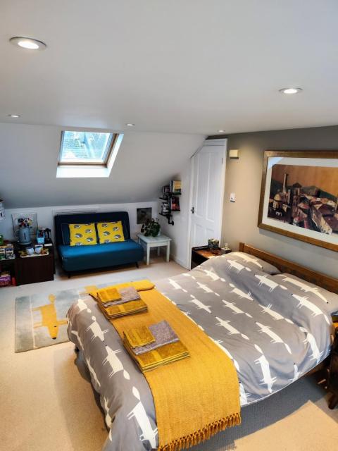 Large light loft room - en suite