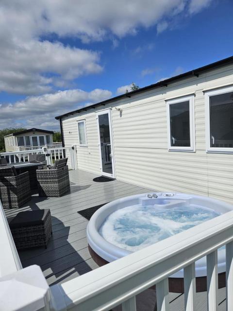 Luxury Caravan 3 Bedroom 8 Berth With Hot-tub 2 Nights Minimum Booking Please, Parties 6 and Above a Bond is Required