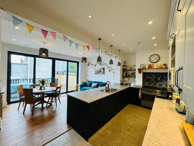 Modern & Vintage inspired Home in Old Totterdown