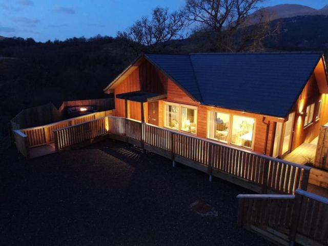 Hot tub lodge with stunning view