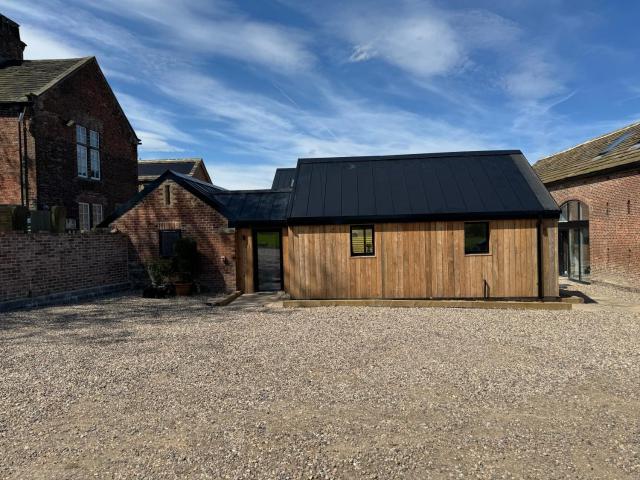 The Stables, Modern 2 bed, 4 person, Rural Barn Conversion with Great Access