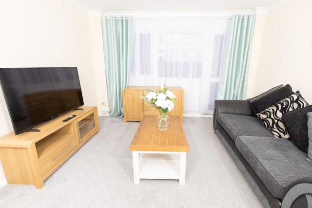 2 Bedroom Modern Flat Maidstone for 5