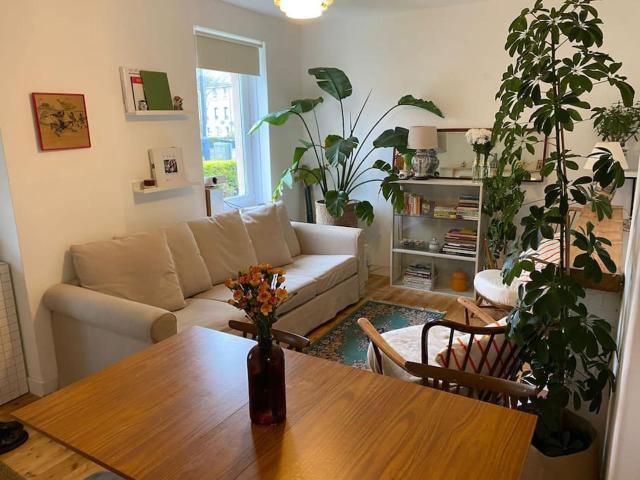 2 bed with garden near city centre & beach, free parking