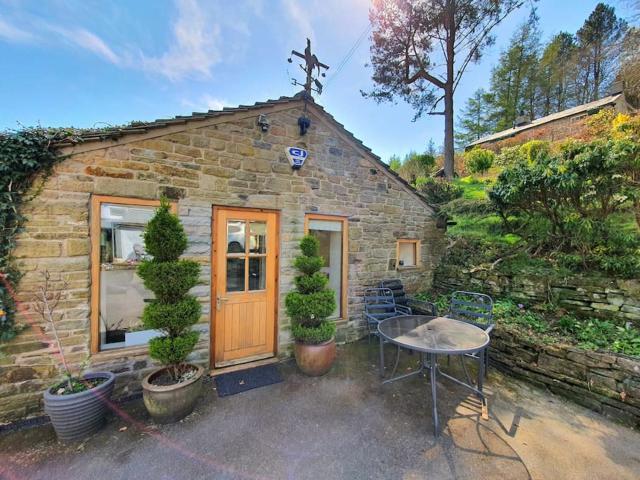 Rural Peak District retreat in Little Hayfield One bedroom self contained property Dogs welcome