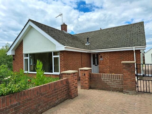 BEAUTIFUL 5 BEDROOM BUNGALOW, SLEEPS 7, in CALNE