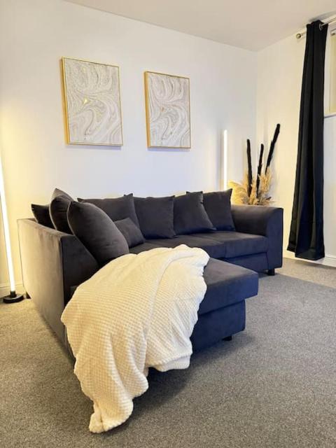 Luxury cozy 3 bed Apartment 5mins from city - free parking!