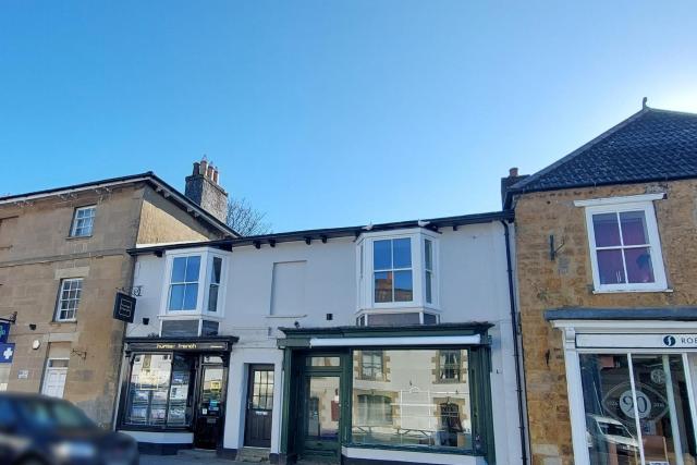 Chesswood 2 Bed large 132m Apartment with Garden in the Heart of Castle Cary, Somerset, UK